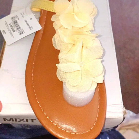 Women's Sandals - Picture 4 of 4